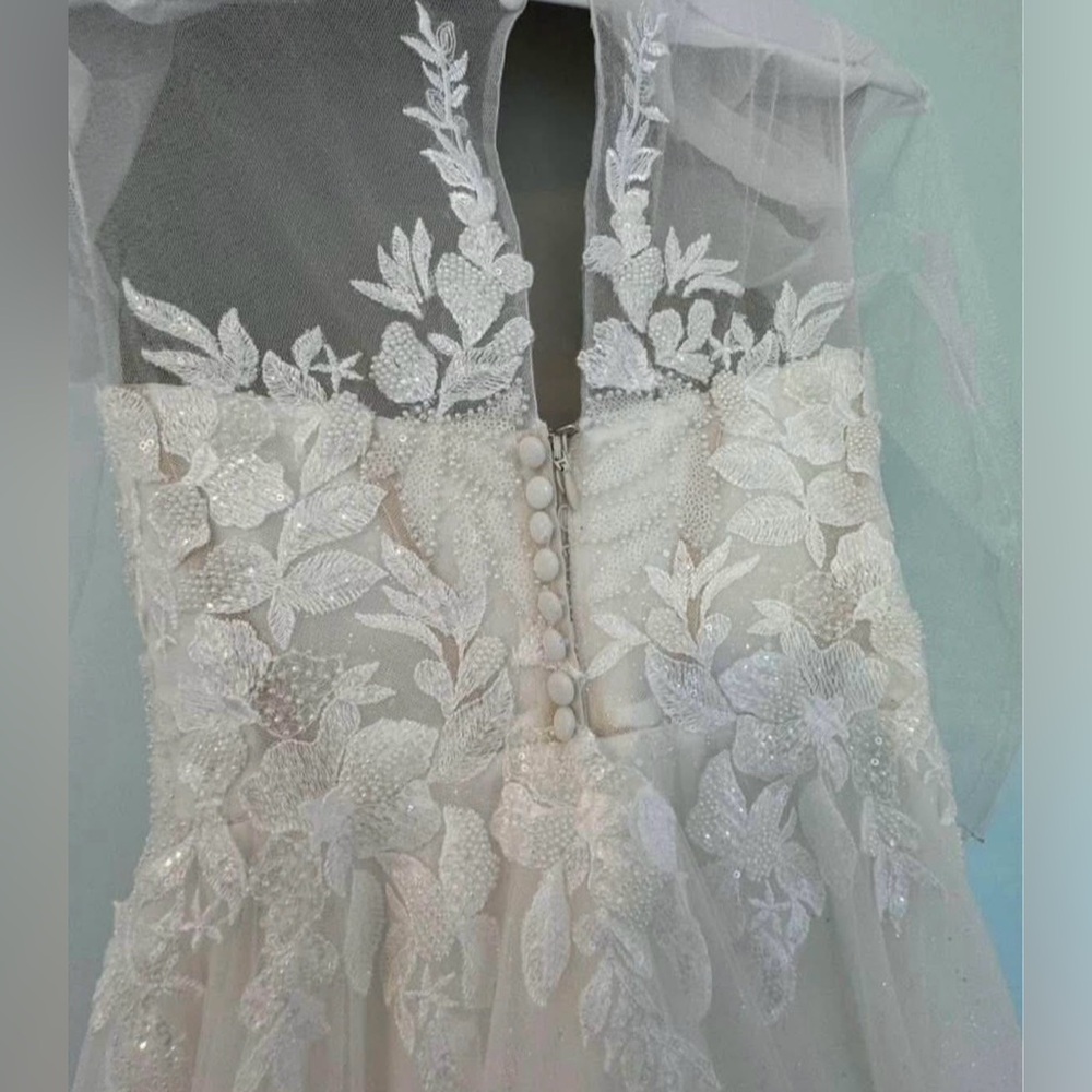 Wedding Dress - Picture 4 of 7